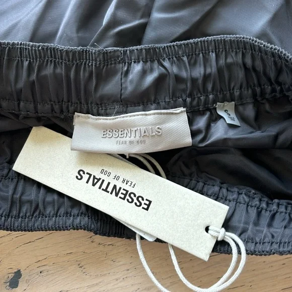 Essentials shorts - Picture 2 of 3